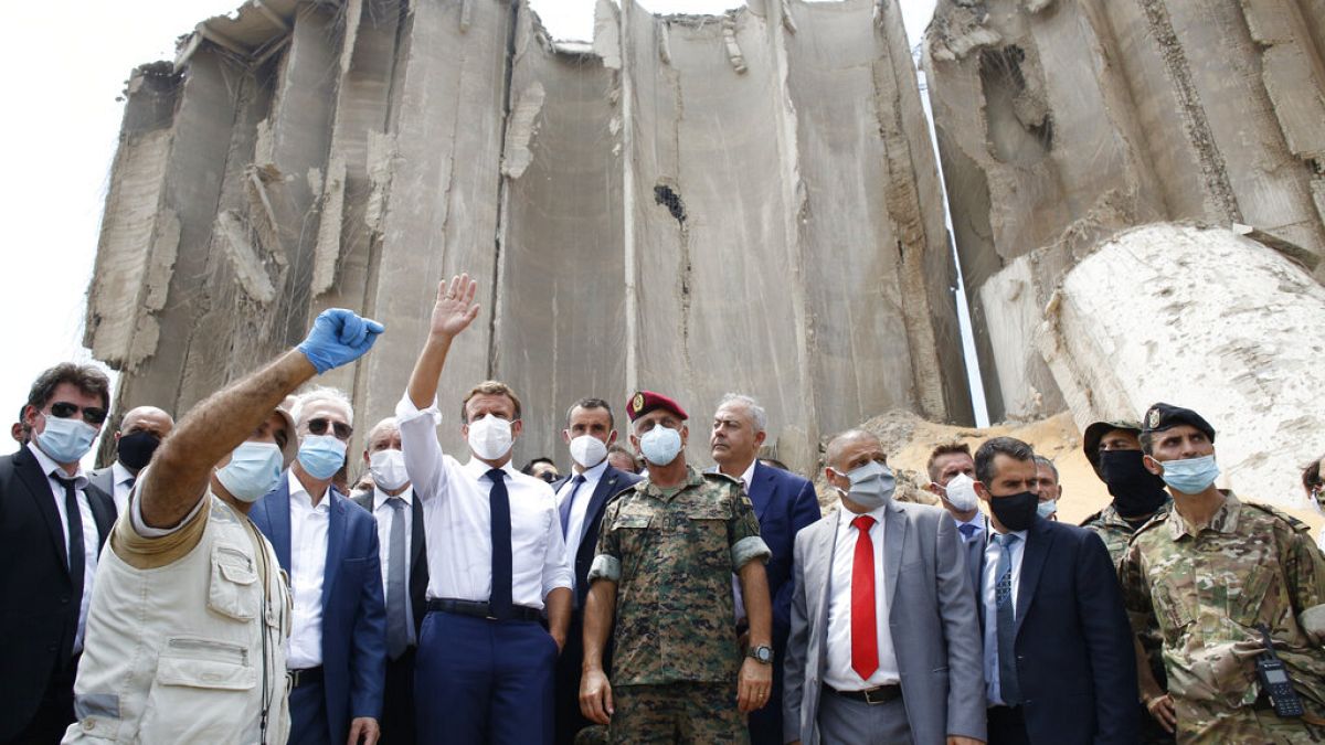  إيمانويل ماكرو، وسط اليسار، أثناء زيارته للموقع المدمر للانفجار في ميناء بيروت - 6  أب / أغسطس  2020 