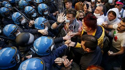 احتجاجات على قيود احتواء كوفيد19 في إيطاليا