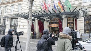 Giornalisti e telecamere davanti al Grand Hotel Wien, dove si sono svolti i colloqui sul nucleare iraniano.