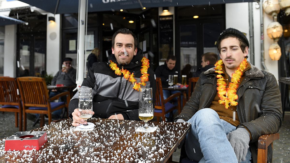 Zwei Kunden einer Gaststätte in Saarbrücken