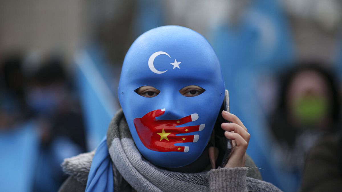 Çin Dışişleri Bakanı Wang Yi'nin Türkiye ziyareti sırasında Ankara'da eylem yapan Uygur bir kadın.