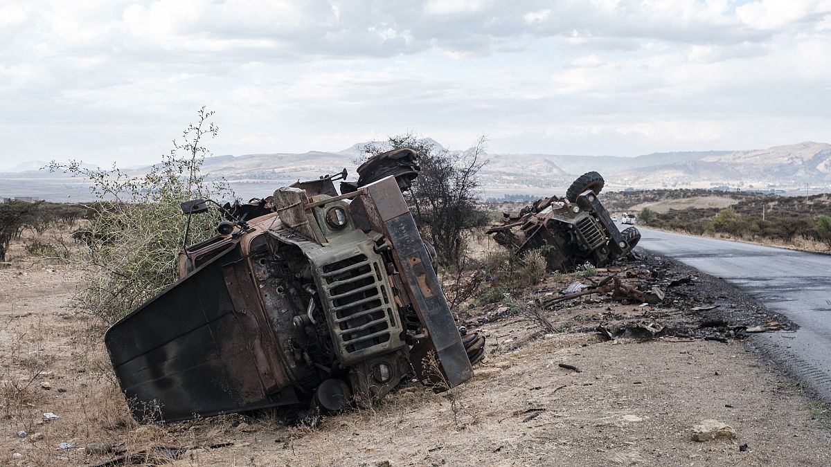مركبات عسكرية مدمرة على جانب الطريق شمال عاصمة إقليم تيغراي في إثيوبيا 26/02/2021
