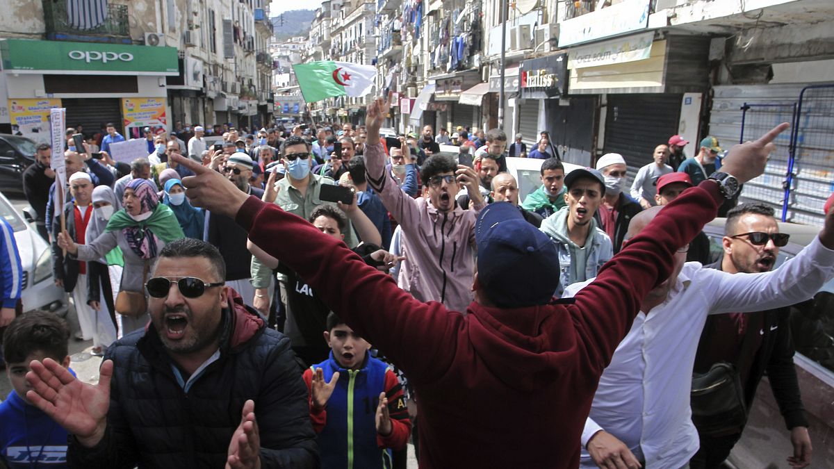 متظاهرون ينزلون إلى شوارع الجزائر العاصمة يوم الجمعة 2 أبريل 2021 في مسيرة سلمية لدعم حركة الحراك المؤيدة للديمقراطية.