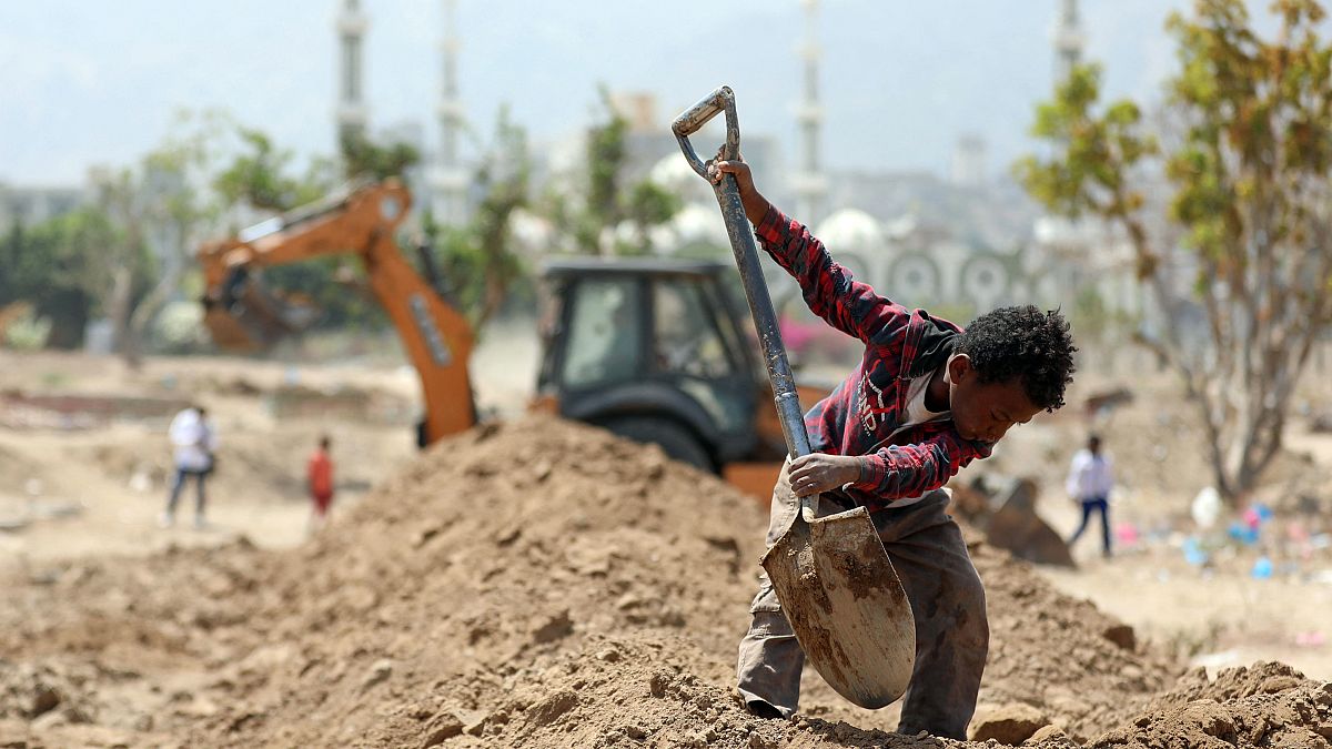 عامل يمني يساعد في حفر قبر لدفن ضحايا وباء كورونا في مدينة تعز في اليمن. 03/04/2021