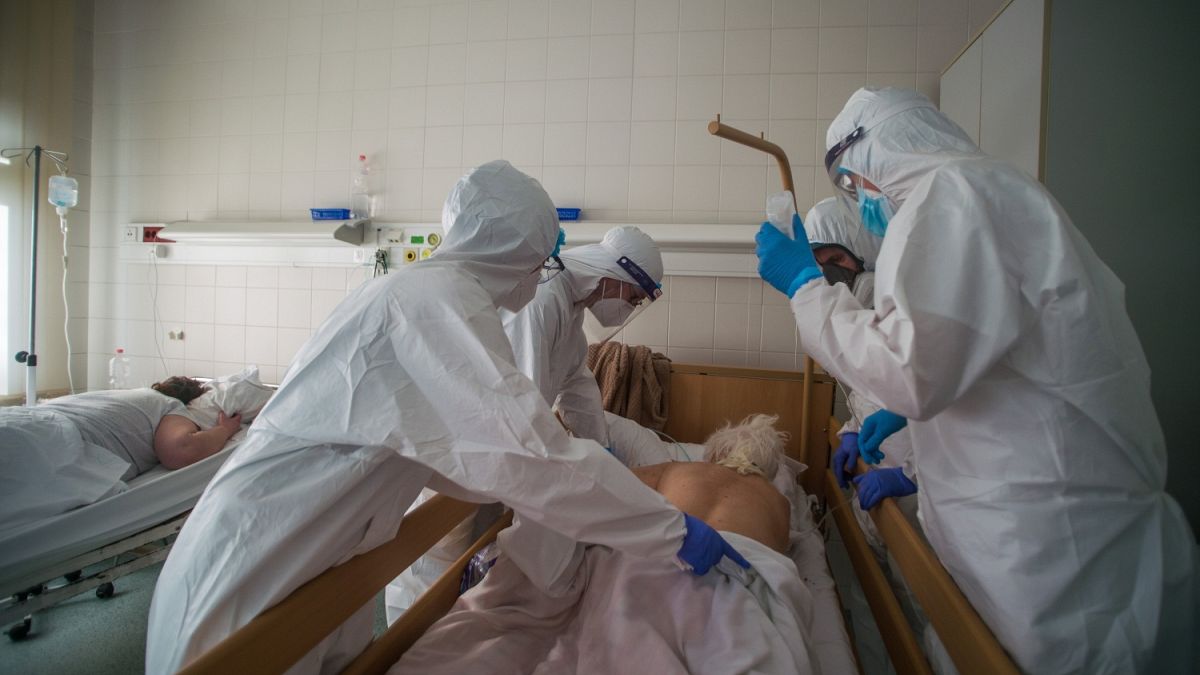 Védőfelszerelést viselő orvosok hasra fordítanak egy beteget a fővárosi Honvédkórház koronavírus- osztályán