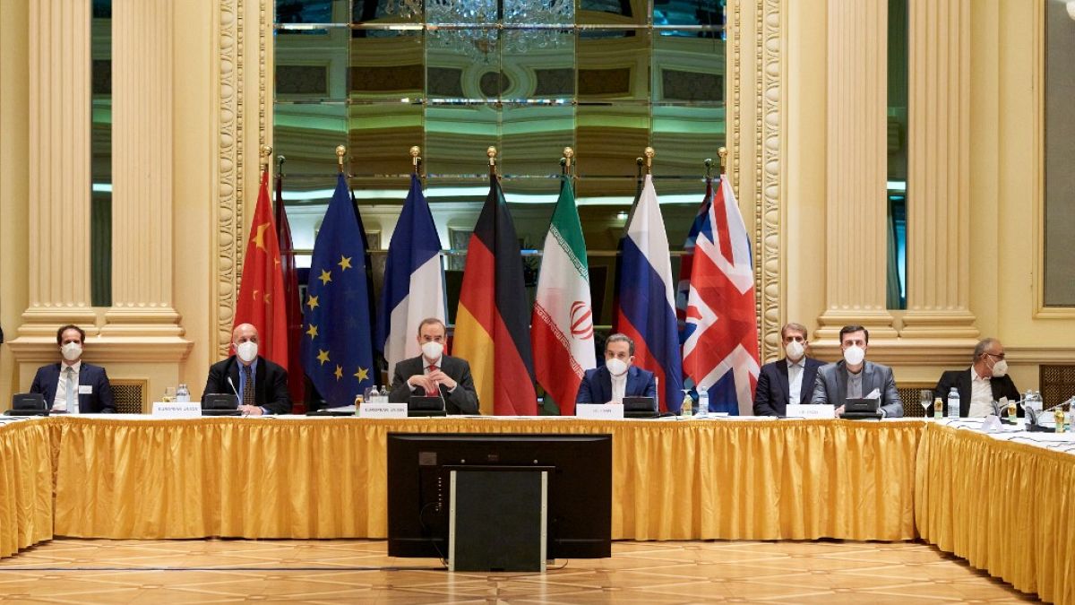 ممثلو الاتحاد الأوروبي والصين وروسيا وإيران في بداية المحادثات  حول الملف النووي الإيراني في فندق جراند في فيينا في 6 أبريل 2021.