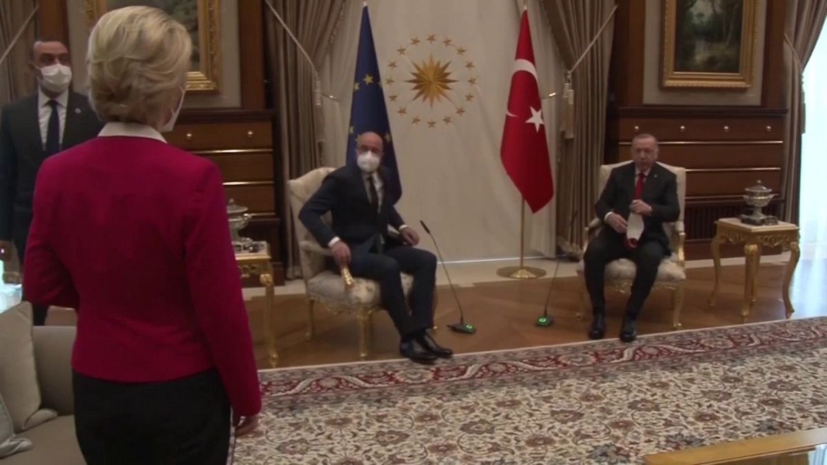 Ursual von der Leyen observa cómo se sientan Michel y Erdogan