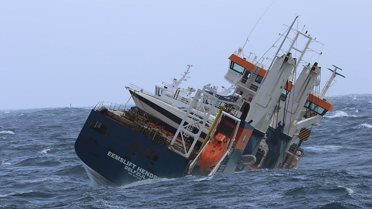 Elhalasztották az Északi-tengeren magára hagyott teherhajó mentését
