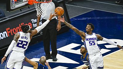 Sacramento Kings oyuncuları Richaun Holmes (22) ve Delon Wright rebauntu alırken.