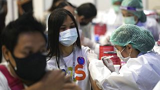Administration d'une dose de vaccin anti-Covid à Bangkok, en Thaïlande, le 31 mai 2021.