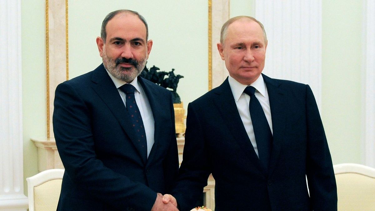 نیکول پاشینیان، نخست وزیر ارمنستان (چپ) و ولادیمیر پوتین، رئیس جمهوری روسیه (راست)