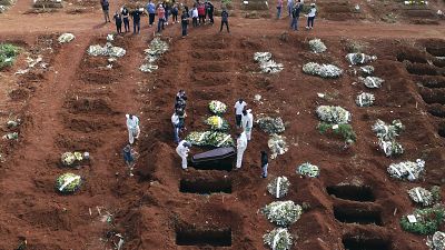 Con más 340.000 fallecidos, Brasil es el segundo país con más fallecidos por COVID en el mundo. Foto del cementerio Vila Formosa en Sao Paulo, Brasil, el 7 de abril de 2021. 