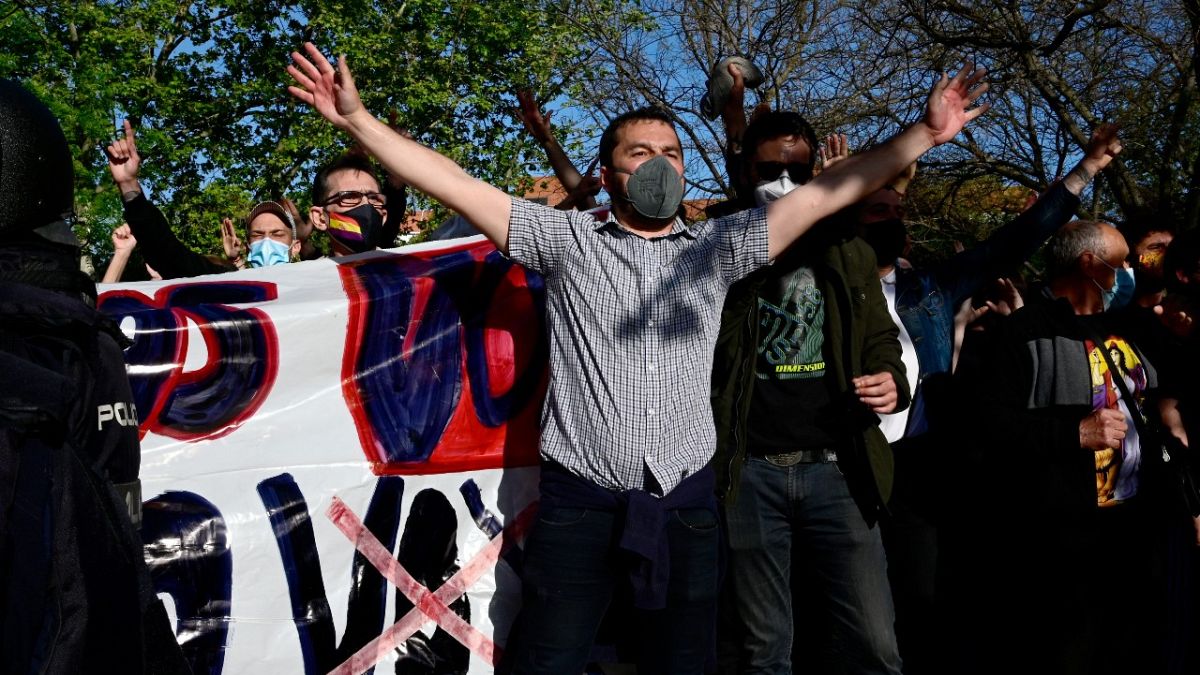 İspanya'nın başkenti Madrid'de aşırı sağcı Vox Partisi'nin mitingini protesto eden aşırı sol görüşlü bir gösterici