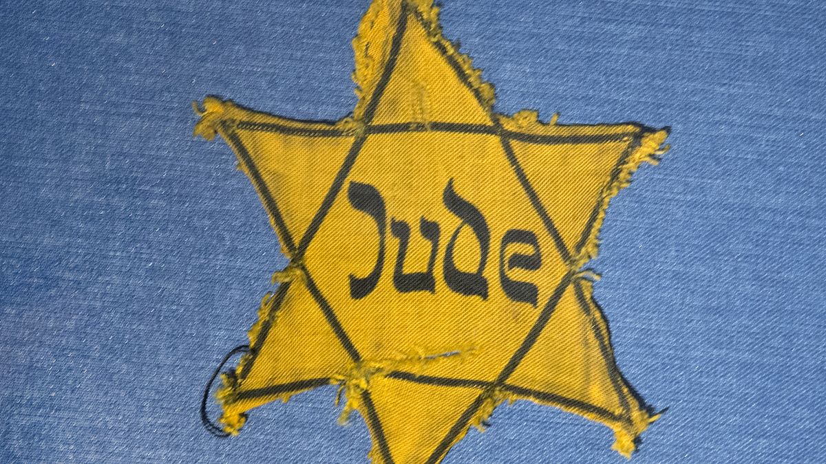 A kötelezően kitűzendő sárga csillag 1941-ből, Heinz-Joachim Aris ruházatáról egy drezdai kiállítás anyagából