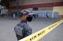 Un policier contrôlant l'accès à un quartier de Caracas bouclé pour cause de Covid-19, le 7 avril 2021