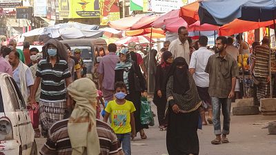يمنيون يتسوقون في أحد أسواق الشوارع في كريتر بمدينة عدن الساحلية الجنوبية في اليمن، 17 مايو / أيار 2020.