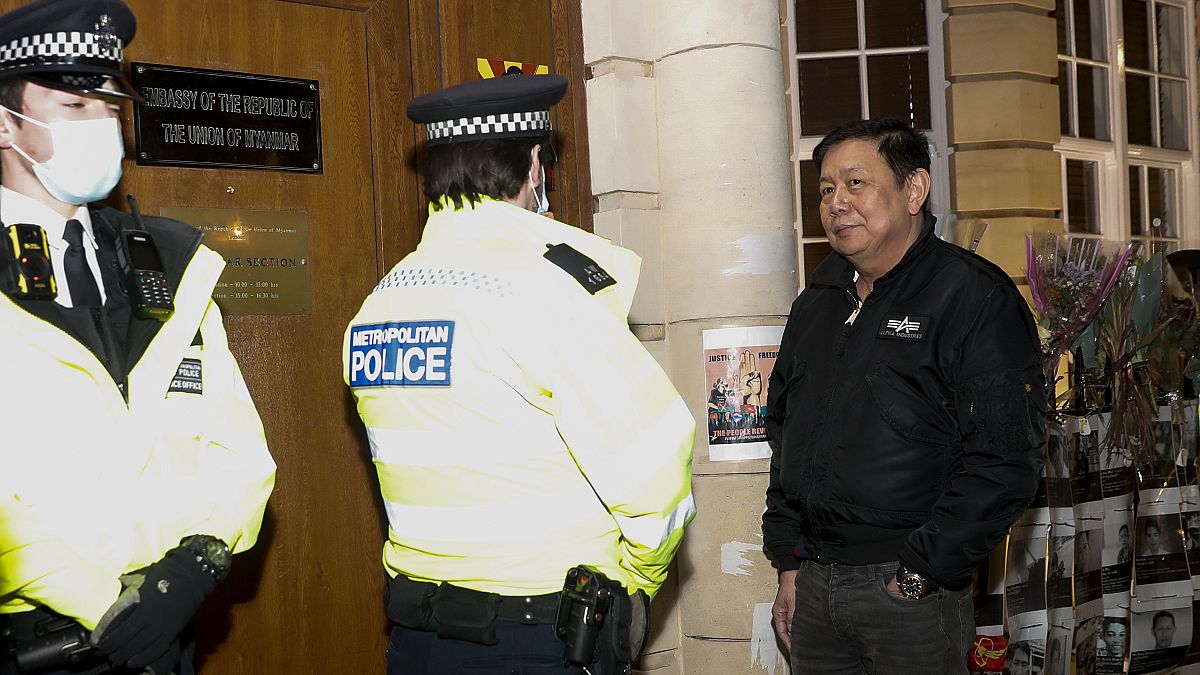 سفير ميانمار كياو زوار مين بتحدث مع عناصر الشرطة أمام سفارة بلاده في لندن. 2021/04/07
