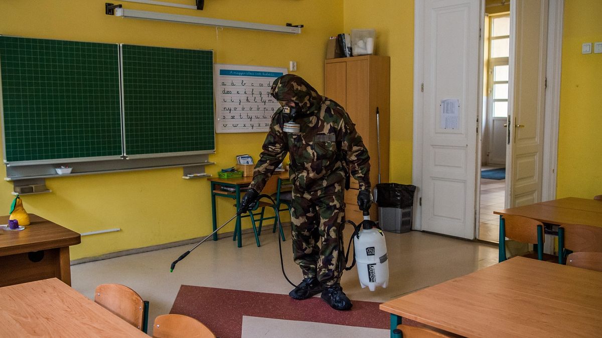 Katona fertőtleníti egy budapesti iskola tantermét 2021. március 17-én.