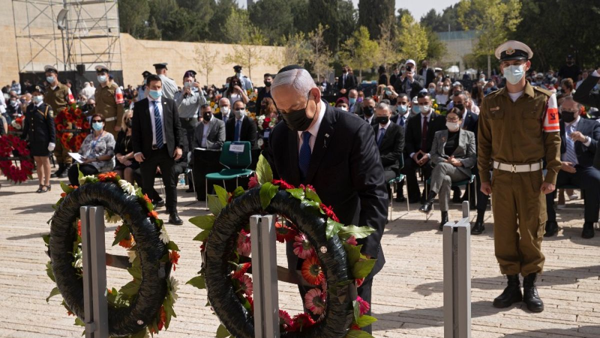 Il premier israeliano Netanyahu depone una corona di fiori, durante la cerimoniaper la Giornata della Memoria, al Memoriale dell'Olocausto di Yad Vashem a Gerusalemme