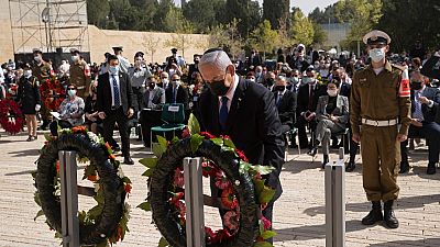 Il premier israeliano Netanyahu depone una corona di fiori, durante la cerimoniaper la Giornata della Memoria, al Memoriale dell'Olocausto di Yad Vashem a Gerusalemme