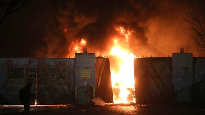 Belfast, scontri e bus in fiamme: la protesta contro gli accordi Brexit