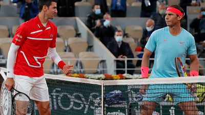 Novak Djokovic, a la izquierda, y Rafael Nadal se miran antes del partido final del torneo en el estadio Roland Garros en París, Francia, el 11 de octubre de 2021.