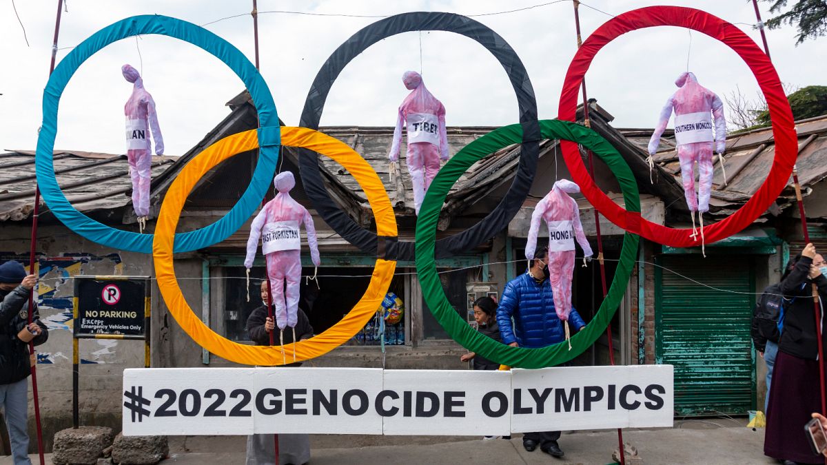 التبتيون في المنفى يستخدمون الحلقات الأولمبية كدعم خلال احتجاجًا في الشارع ضد إقامة الألعاب الأولمبية الشتوية 2022 في بكين.