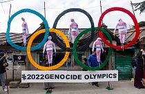 التبتيون في المنفى يستخدمون الحلقات الأولمبية كدعم خلال احتجاجًا في الشارع ضد إقامة الألعاب الأولمبية الشتوية 2022 في بكين.