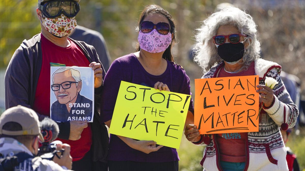 Los Angeles Historic Park'ta ırkçı saldırılara karşı Asyalılara destek veren protesto gösterilerinden bir kare.