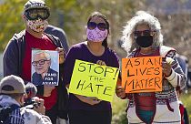 Los Angeles Historic Park'ta ırkçı saldırılara karşı Asyalılara destek veren protesto gösterilerinden bir kare.