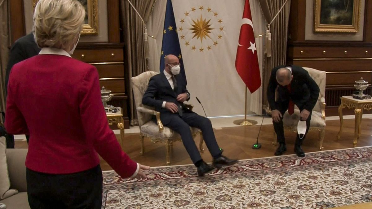 سياسيون ينتقدون "الإهانة" التي تعرضت لها فون دير لايين في تركيا وأنقرة: "احترمنا قواعد البروتوكول"