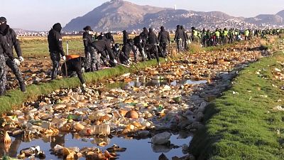شاهد: بوليفيون ينظّفون بحيرة مهملة منذ سنوات