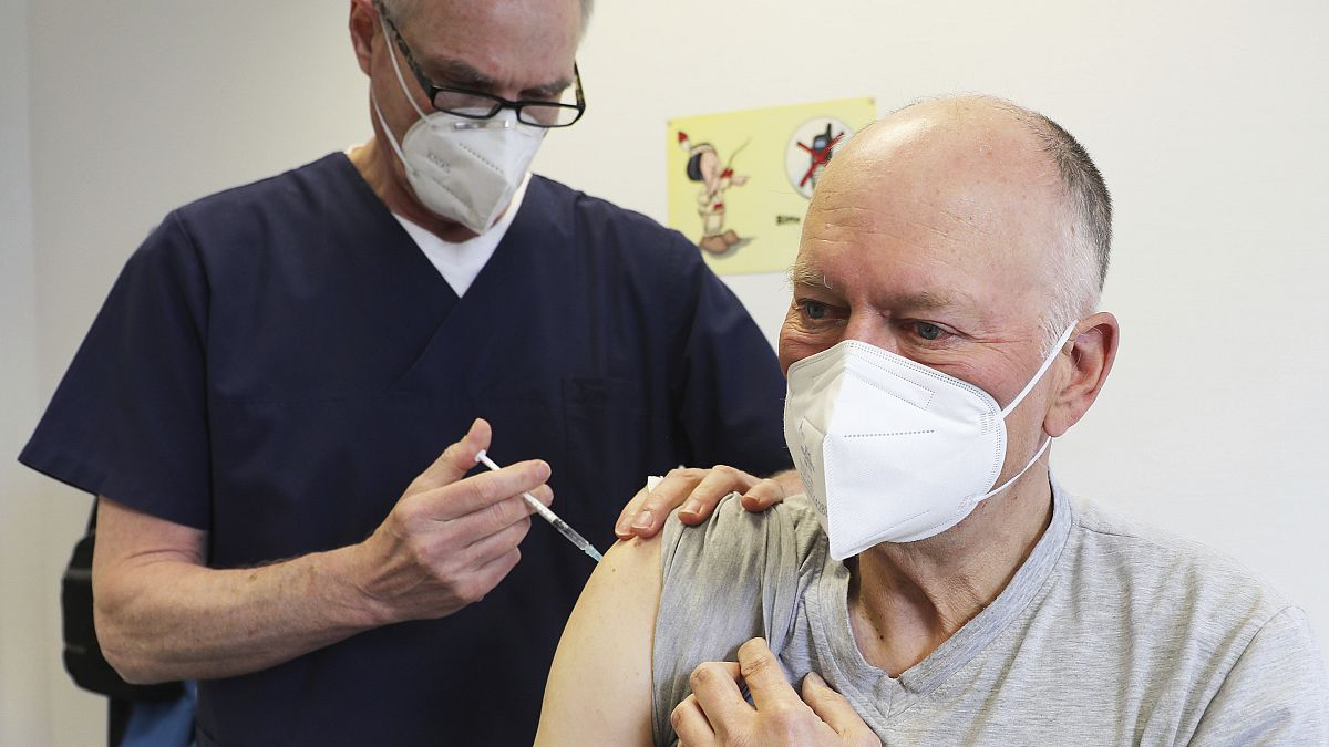 تطعيم شخص بلقاح أسترازينيكا في بريطانيا 