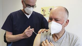 تطعيم شخص بلقاح أسترازينيكا في بريطانيا