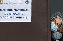 Personale medico al Centro nazionale per la conservazione del vaccino COVID-19, una struttura gestita dai militari a Bucarest, Romania