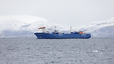 Le cargo néerlandais Eemslift Hendrika guidé vers le port d'Alesund
