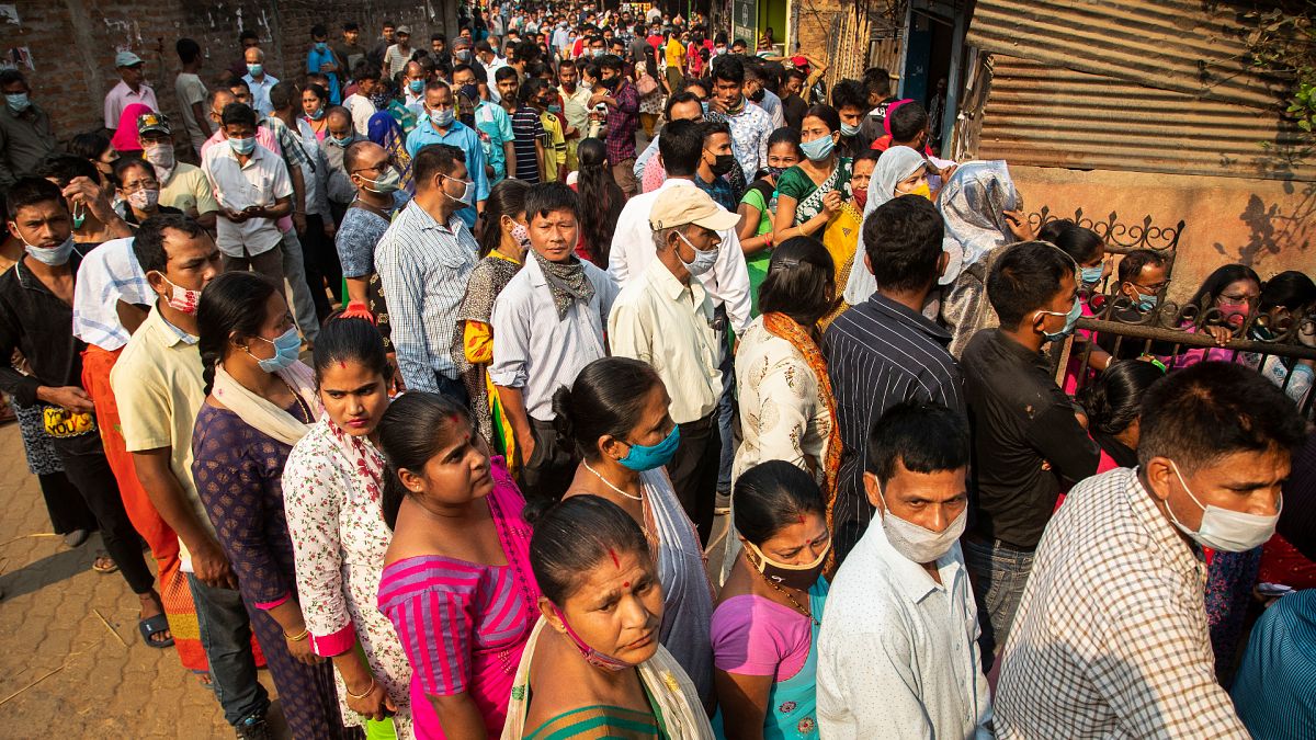 Hindistan'da oy vermek için sırada bekleyen seçmenler