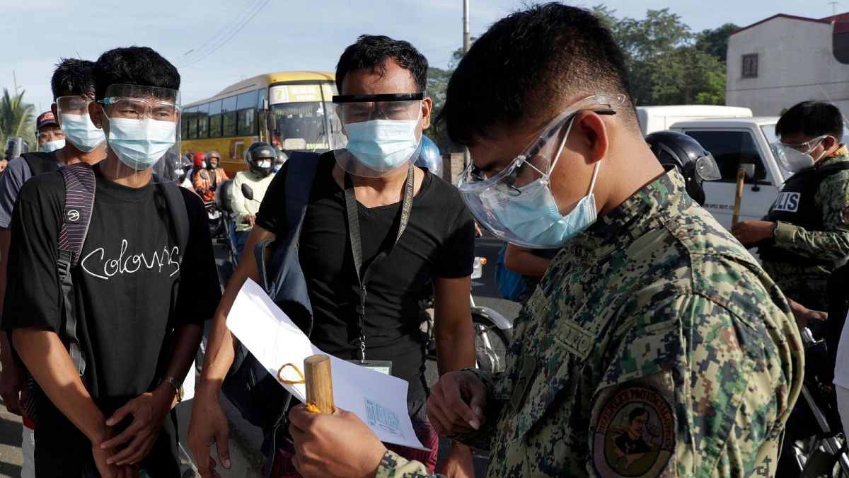 پلیس فیلیپین در حال کنترل رفت و آمد در شرایط قرنطینه کرونایی