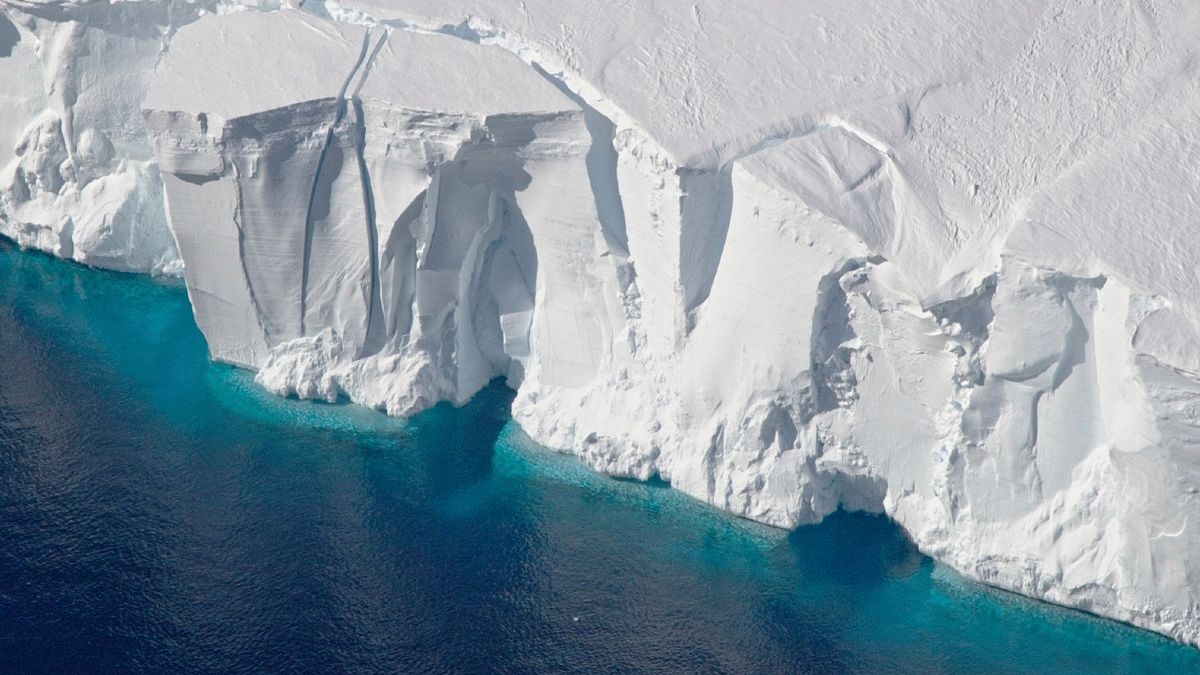 صورة أرشيفية من ناسا تعود لعام 2016 لجرف جيتز الجليدي من عملية جسر الجليد في القطب الجنوبي.