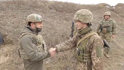 Zelenski anima a las tropas en el Donbás ante la tensión creciente