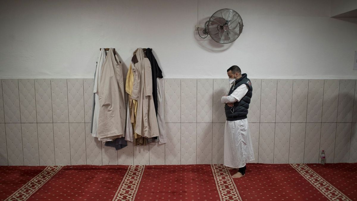 مسلمان فرانسوی در حال نماز در مارسی 