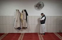 مسلمان فرانسوی در حال نماز در مارسی