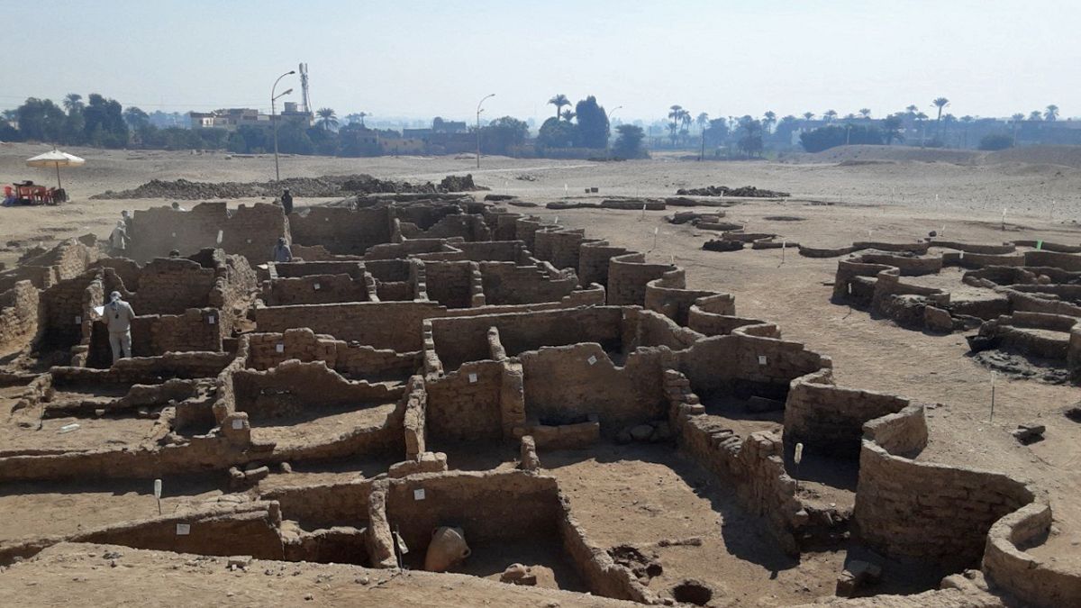 Mısır'da arkeologlar kumların altına gömülü "kayıp altın şehri" keşfetti