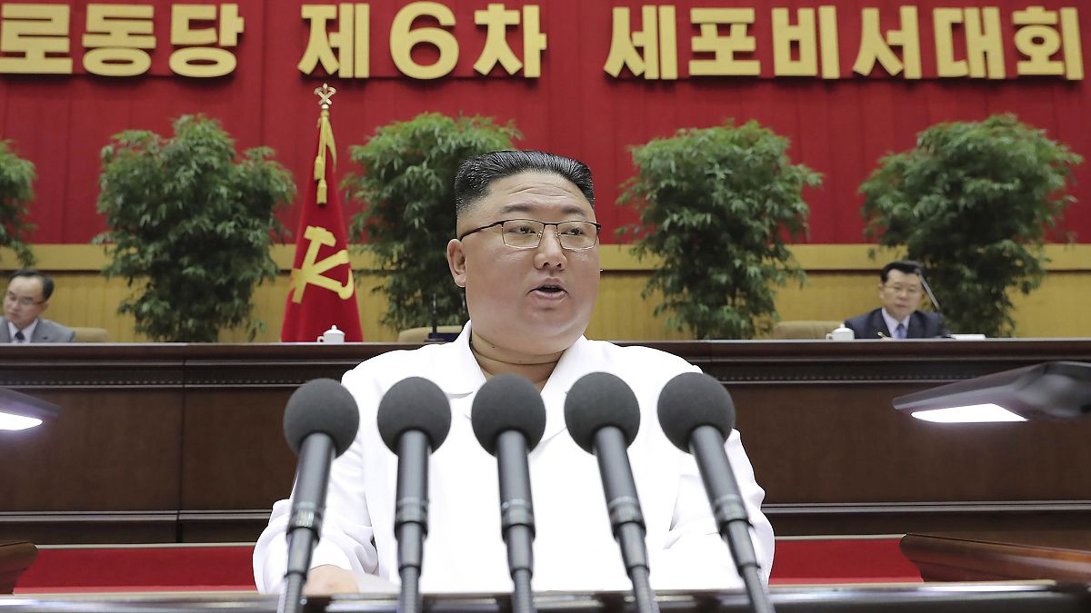 زعيم كوريا الشمالية كيم جونغ أون يخطب خلال مؤتمر حزب العمال في بيونغ يانغ. 2021/04/08