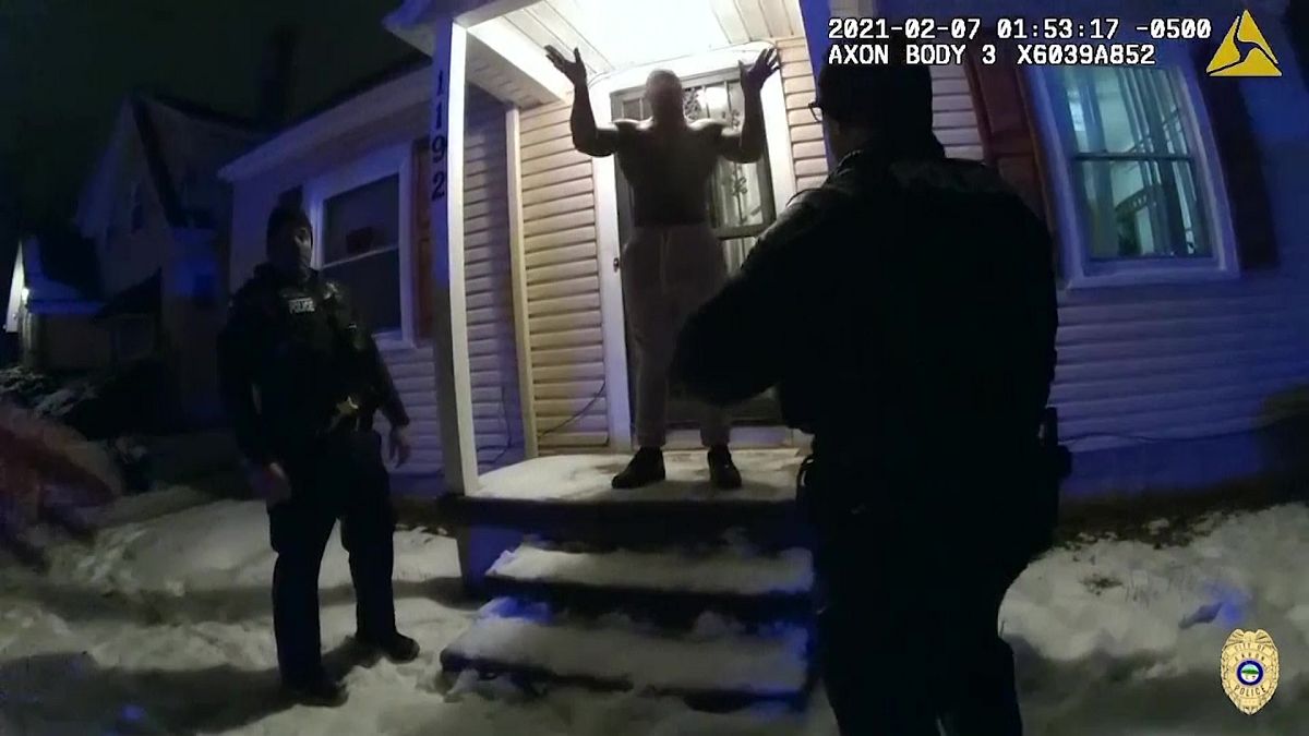 ضابط شرطة يستقيل بعد أن أرغم مشتيها به على أكل الثلج