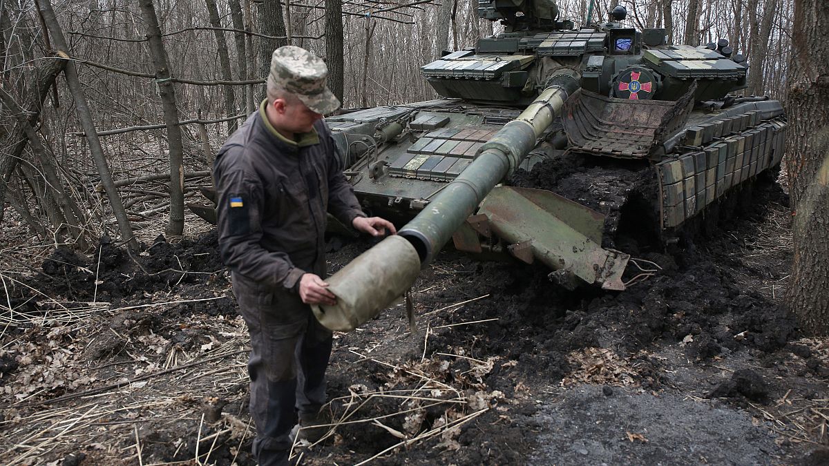 Ουκρανία: Ο Ζελένσκι στο πλευρό του στρατού - «Μην προκαλείτε» απαντά η Μόσχα