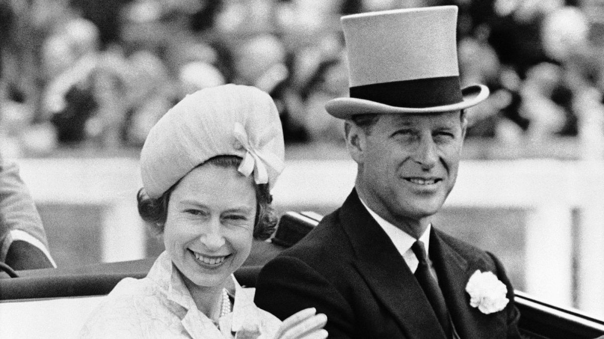 La reine Elizabeth II et le prince Philip se rendant à l'hippodrome d'Ascot, le 19 juin 1962 