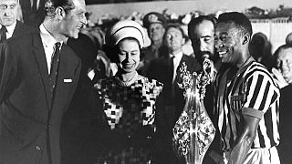 1968: la regina Elisabetta II incontrà Pelé allo stadio Maracanà di Rio de Janeiro, Brasile