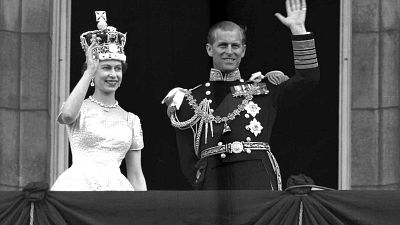 Una foto del 1953, dopo l'incoronazione della Regina Elisabetta II. La coppia si affaccia al balcone di Buckingham Palace e saluta la folla