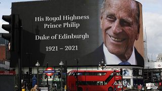 Homenaje al príncipe Felipe en una pantalla en Picadilly Circus, Londres